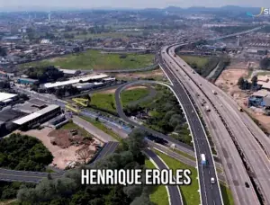 Rodovia de várias faixas em área industrial, com legenda de projeto viário